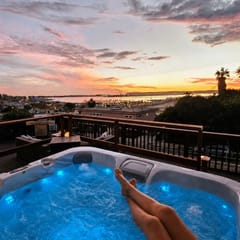 Epic City Views • 2 Decks, 2 Jacuzzis, Sleeps 17
