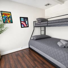 Little Italy Bunks - 3 Beds, Private Entrance - D