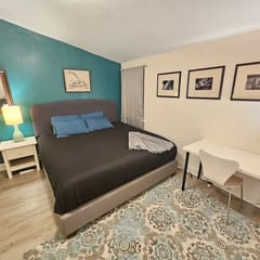 Comfy King Room, Private Bath, Close to Downtown