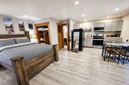 Mariposa Studio w/ Hot Tub • Near Yosemite • A - Image 3
