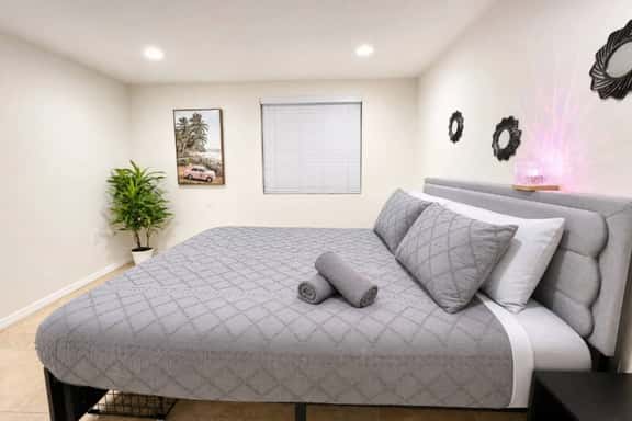 Room Rental On Little Italy Restaurant Row - E - Image 1