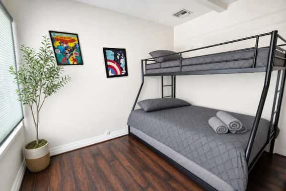 Little Italy Bunks - 3 Beds, Private Entrance - D - Image 1