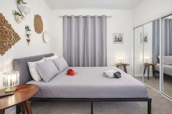 Boho Chic Room C w/ TV • 5 Min To Downtown - Image 1