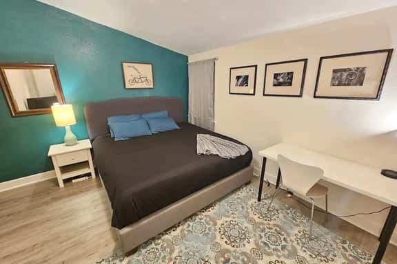 Comfy King Room, Private Bath, Close to Downtown - Image 1
