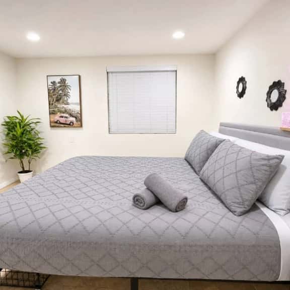 Room Rental On Little Italy Restaurant Row - E - Image 1