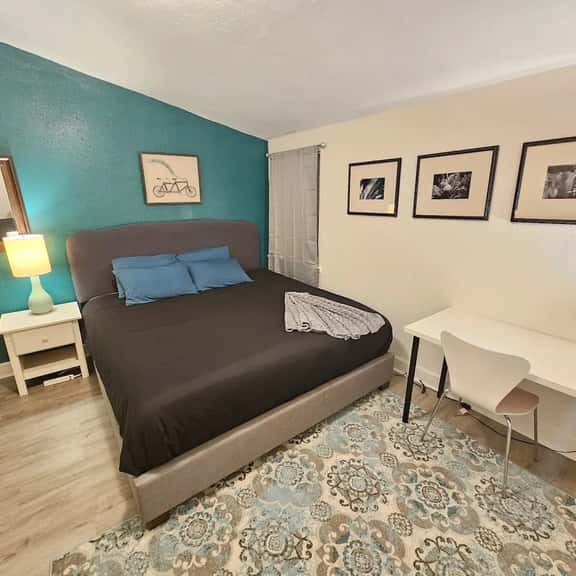 Comfy King Room, Private Bath, Close to Downtown - Image 1