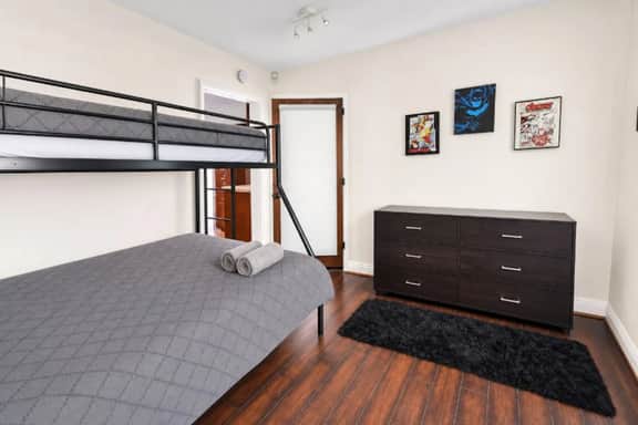 Little Italy Bunks - 3 Beds, Private Entrance - D - Image 3