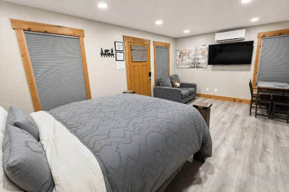 Hot Tub Suite in Mariposa • Full Kitchen • B - Image 4