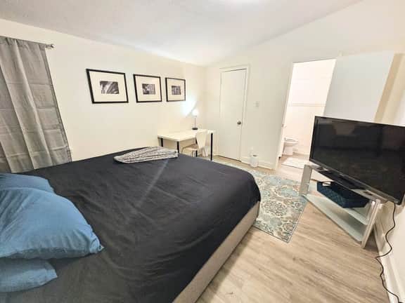 Comfy King Room, Private Bath, Close to Downtown - Image 2