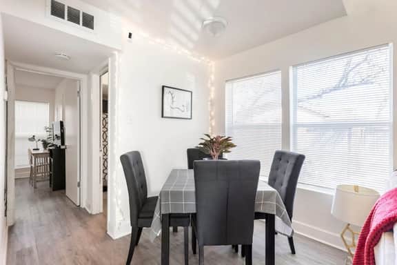 Comfy King Room, Private Bath, Close to Downtown - Image 4
